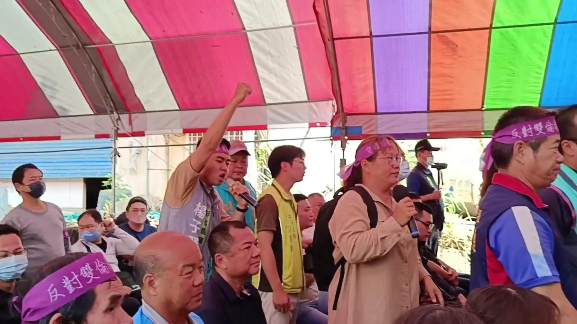 ：▲雙倫工程公司申請在彰化縣大村鄉興建一般事業廢棄處理場，舉辦說明會明過程抗議聲不斷，抗議民眾和環團高呼抗議、撤案。（記者張溎壕攝）
