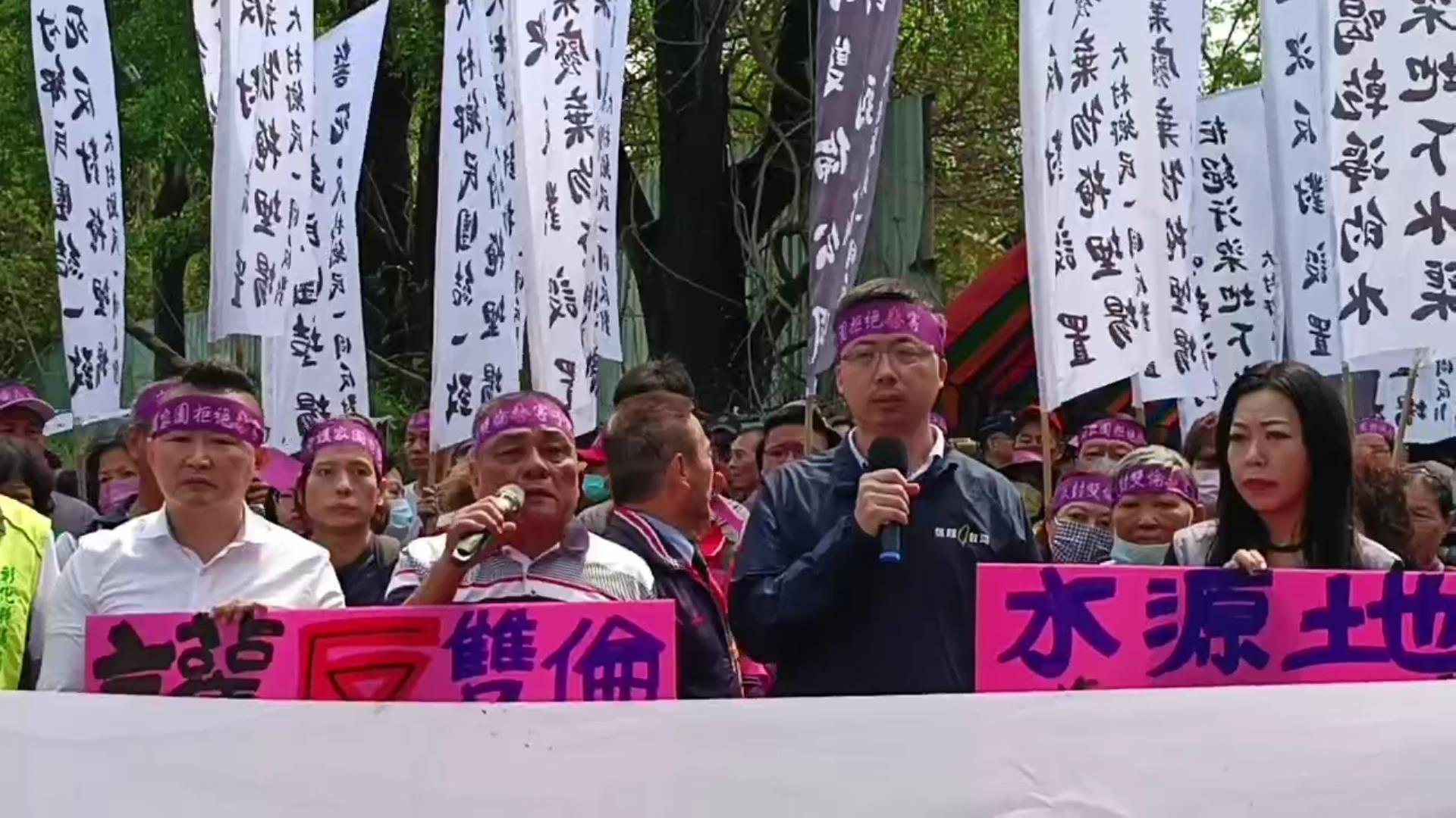 ▲雙倫工程公司申請在彰化縣大村鄉興建一般事業廢棄處理場，舉辦說明會明過程抗議聲不斷，抗議民眾和環團高呼抗議、撤案。（記者張溎壕攝）