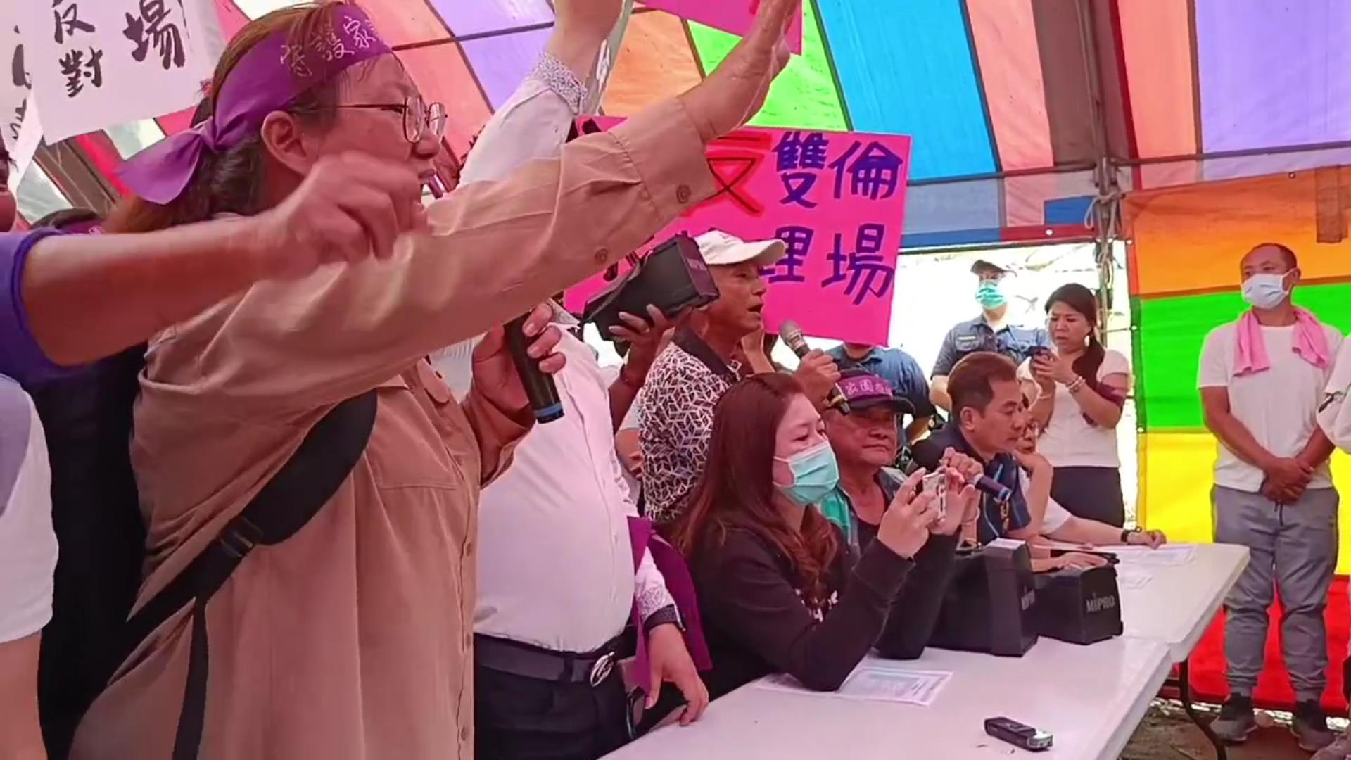 ：▲雙倫工程公司申請在彰化縣大村鄉興建一般事業廢棄處理場，舉辦說明會明過程抗議聲不斷，抗議民眾和環團高呼抗議、撤案。（記者張溎壕攝）