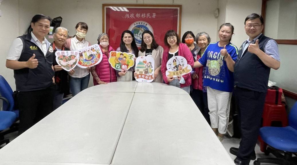 新住民學員們體驗挽臉後,各個容光煥發,展現出自信的光采與笑容。