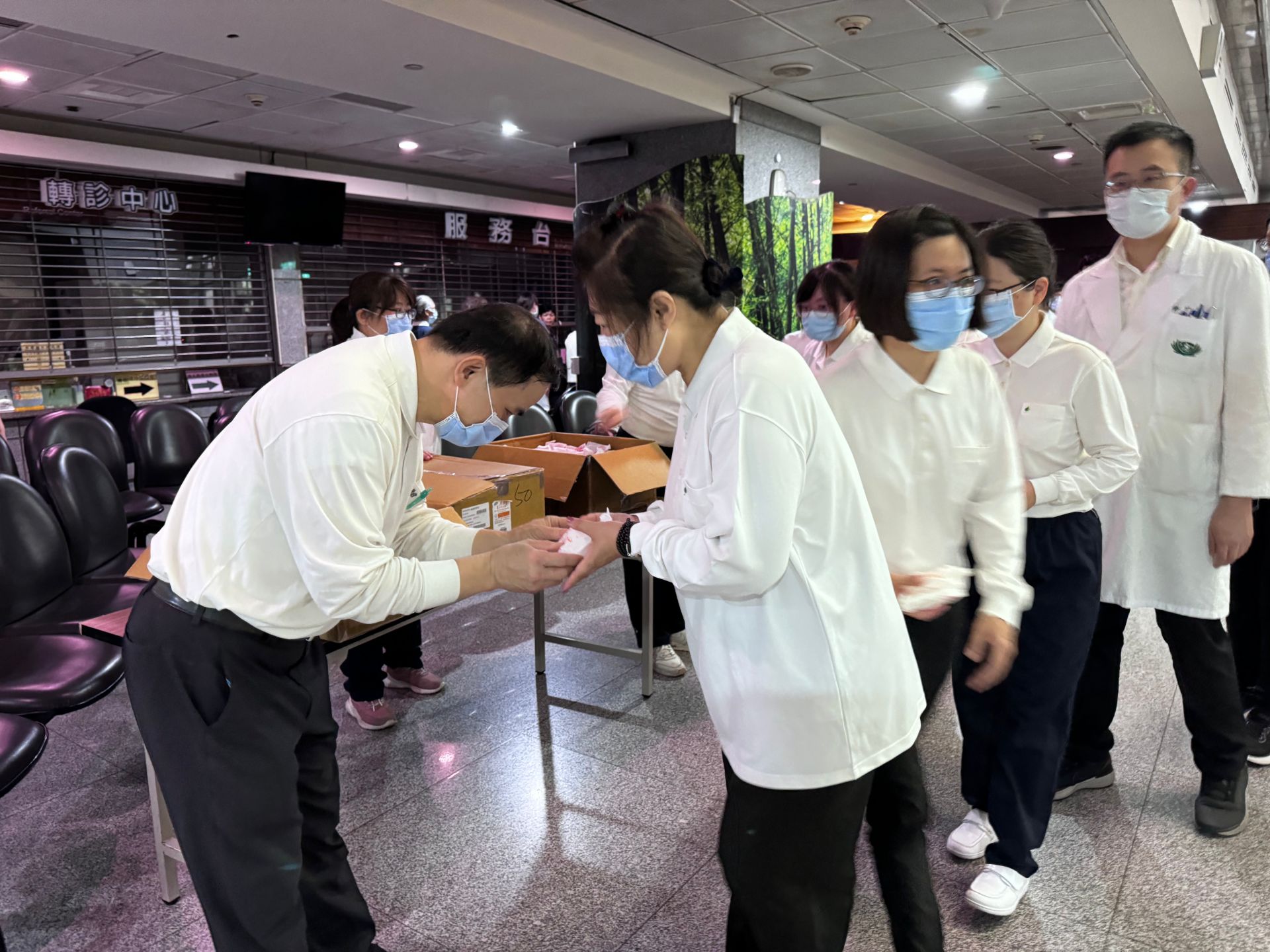 活動結束後,院長室主管也代表發送花蓮靜思精舍壽桃,和大家一起分享慈濟基金會58周年慶的喜悅。