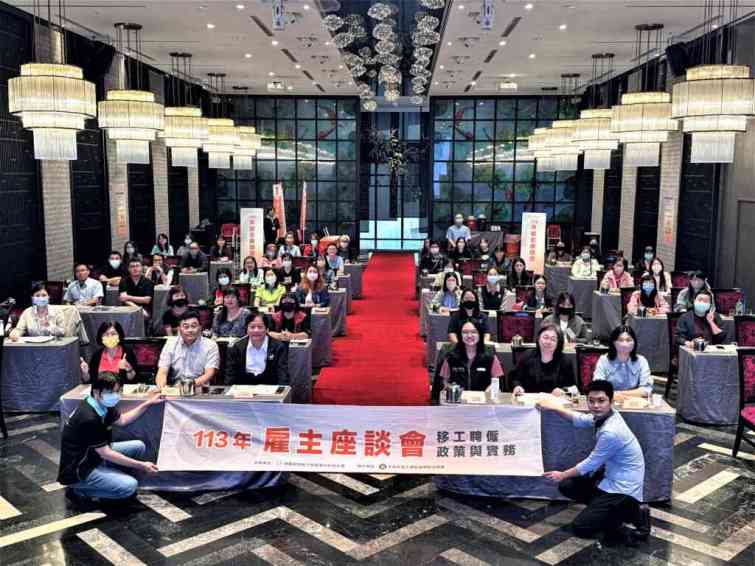 ▲中彰投分署與雇主們在座談會中大合影。（中彰投分署提供）