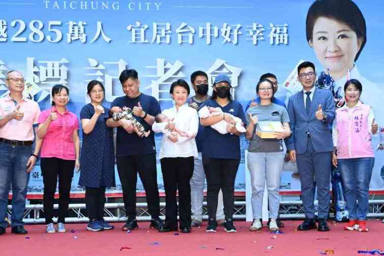 ▲另5位新生兒，2名男寶寶及3名女寶寶，可獲得市值逾1.5萬元新生賀禮。（記者 張玉泰攝）