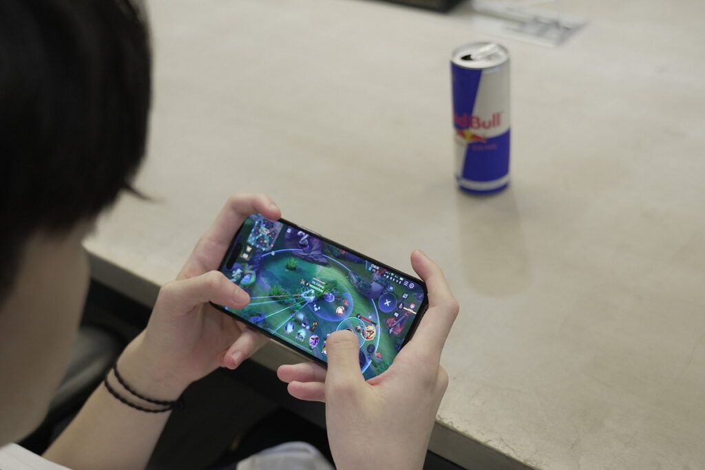 Red Bull M.E.O. 應援全台最大電競巡迴賽事《Garena傳說對決》城市賽,凡報名參賽即可獲得魔法水晶X3、邦尼荒誕劇場、調皮的埃羅表情等虛寶。(Red Bull 提供)
