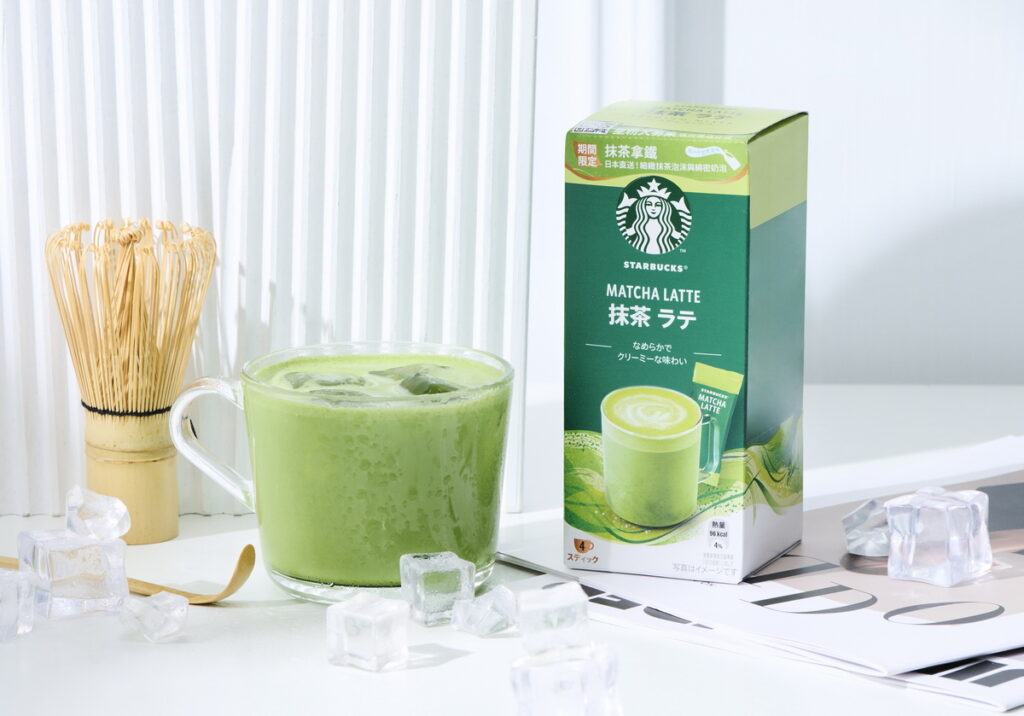 迎接夏日必備!只要使用星巴克抹茶拿鐵 、搭配冰塊和牛奶打成冰沙,在家裡就可以完