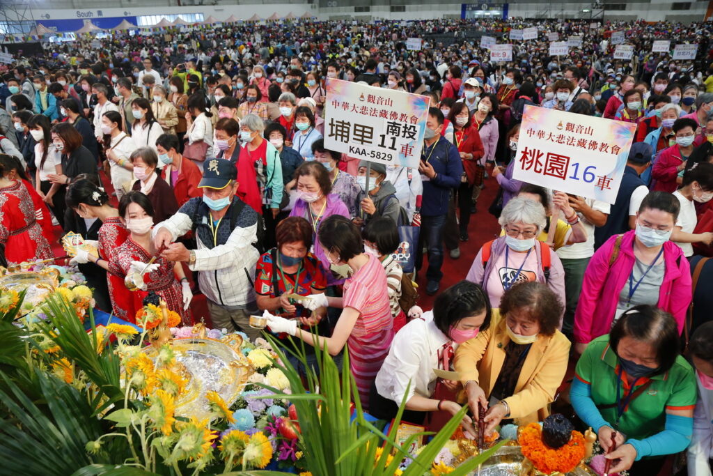 民眾參與浴佛活動,祈求平安與福慧源源不斷。