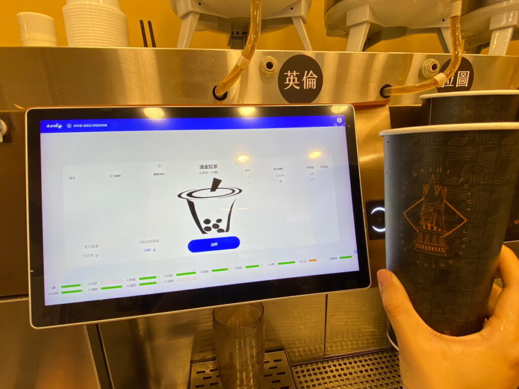 「智能吧檯」解決缺工困境,不僅提供了多樣的飲品選擇,同時節省了人力成本。(圖片提