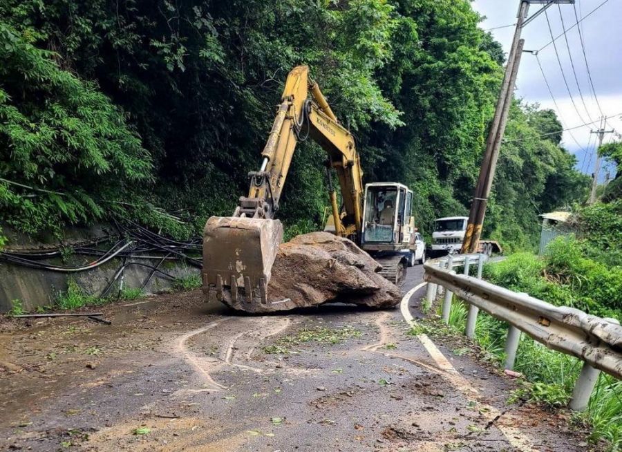 仁愛鄉力行產業道路  今晨掉落巨石擋在路中