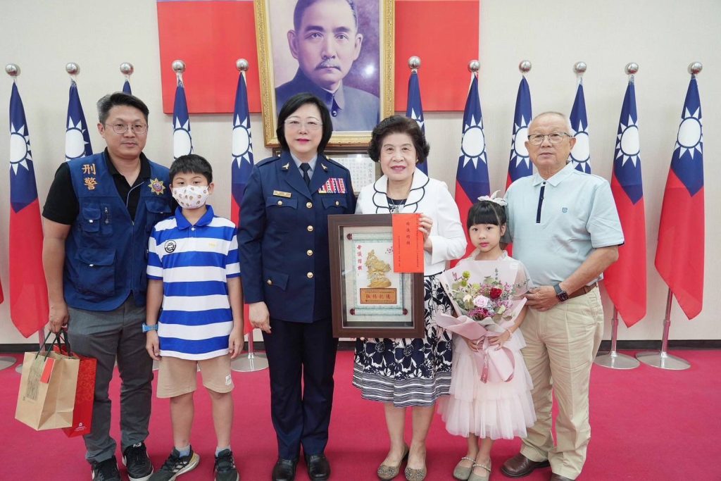 王陳月祝女士在母親節前夕,獲頒警察模範母親,實至名歸。(圖/記者黃溎芬翻攝)