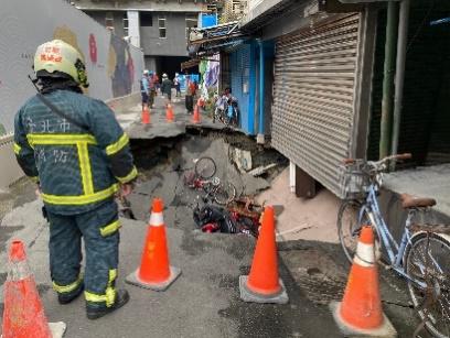 議員陳政忠在議會提出信義區崇德街60巷建案開挖造成道路塌陷，質詢工務部門。(記者張欽翻攝) 