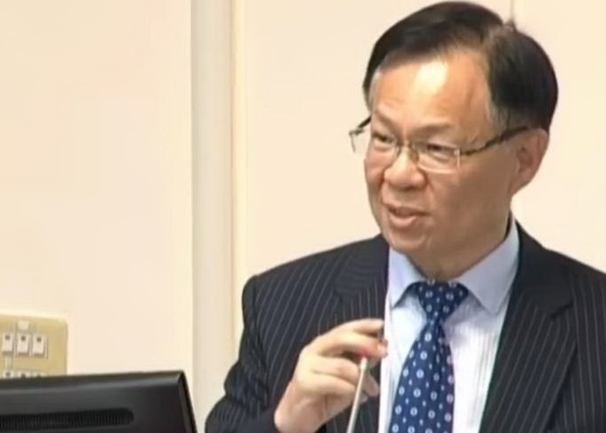 張啓楷在經濟委員會質詢時,打臉經濟部美化供電可靠度統計數據。(記者包克明翻攝)