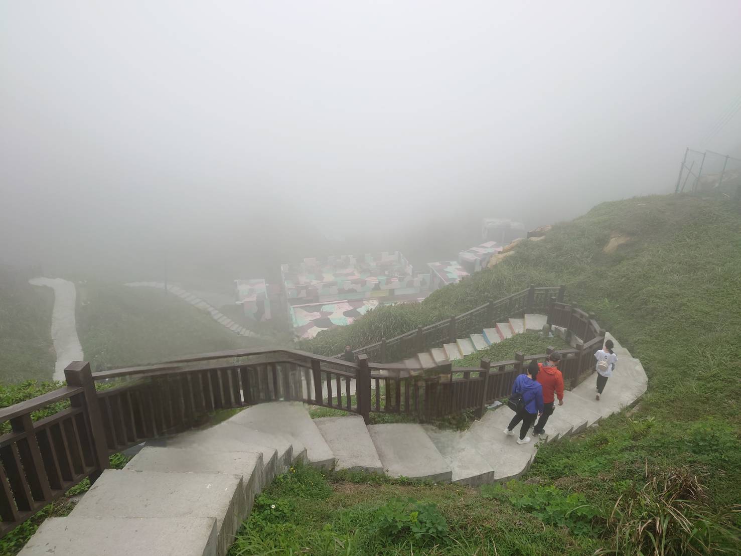 ▲形似長城的鼻頭角步道。