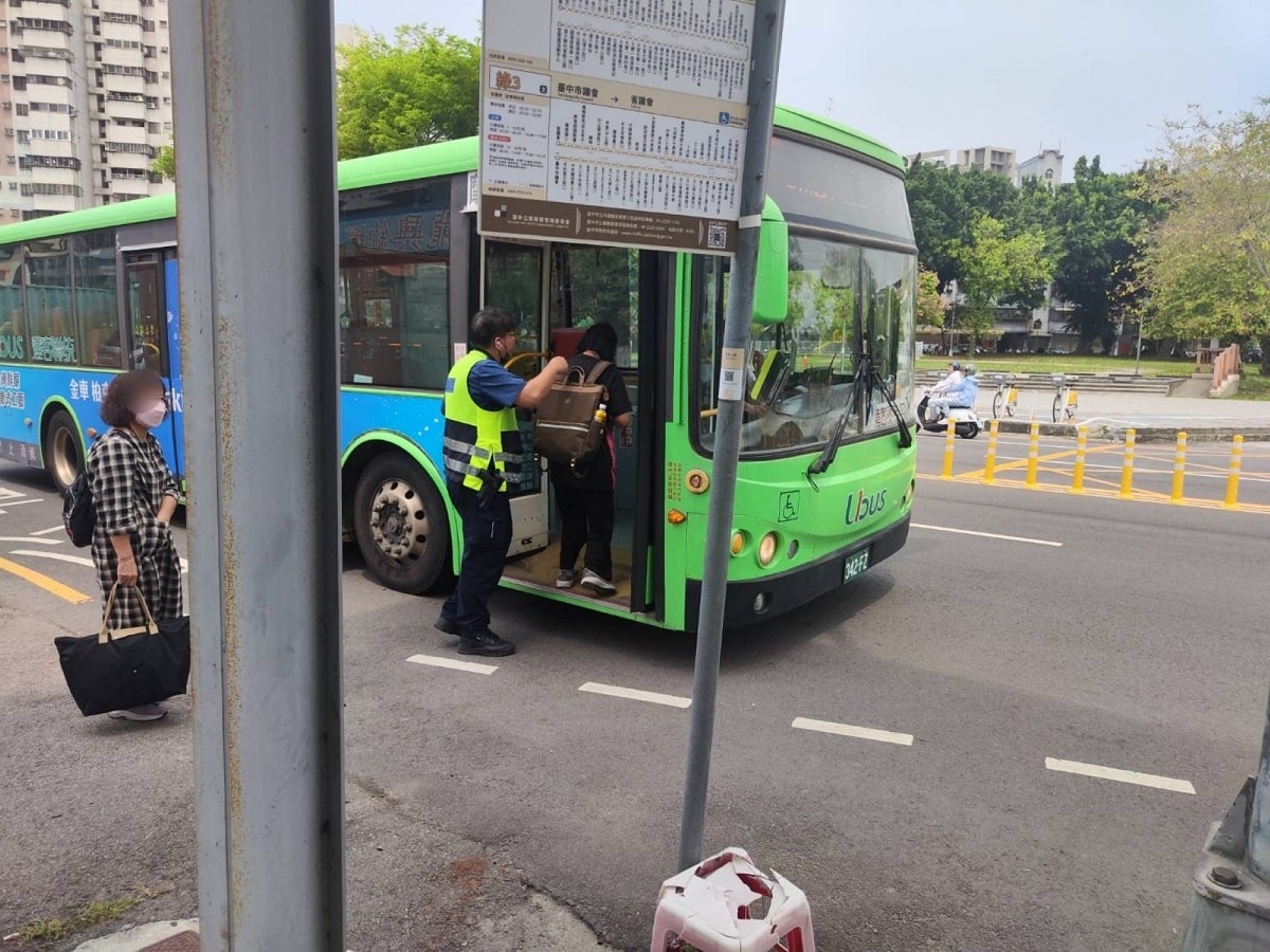 ▲員警上演街頭追車趕抵站牌,更細心請公車司機協助提醒下車站點。