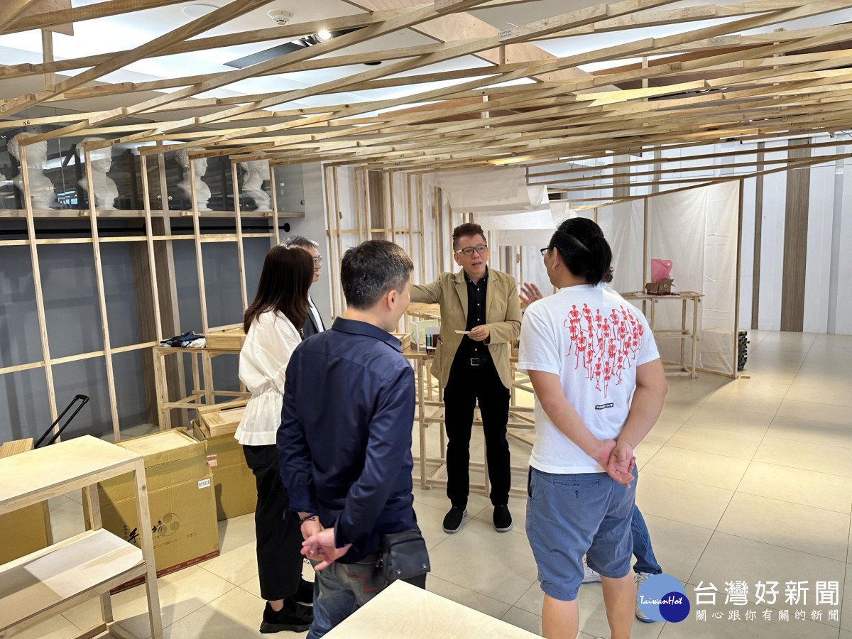 中原大學設計學院副院長陳歷渝(中)表示,設計學院致力於將永續環保意識融入教學。