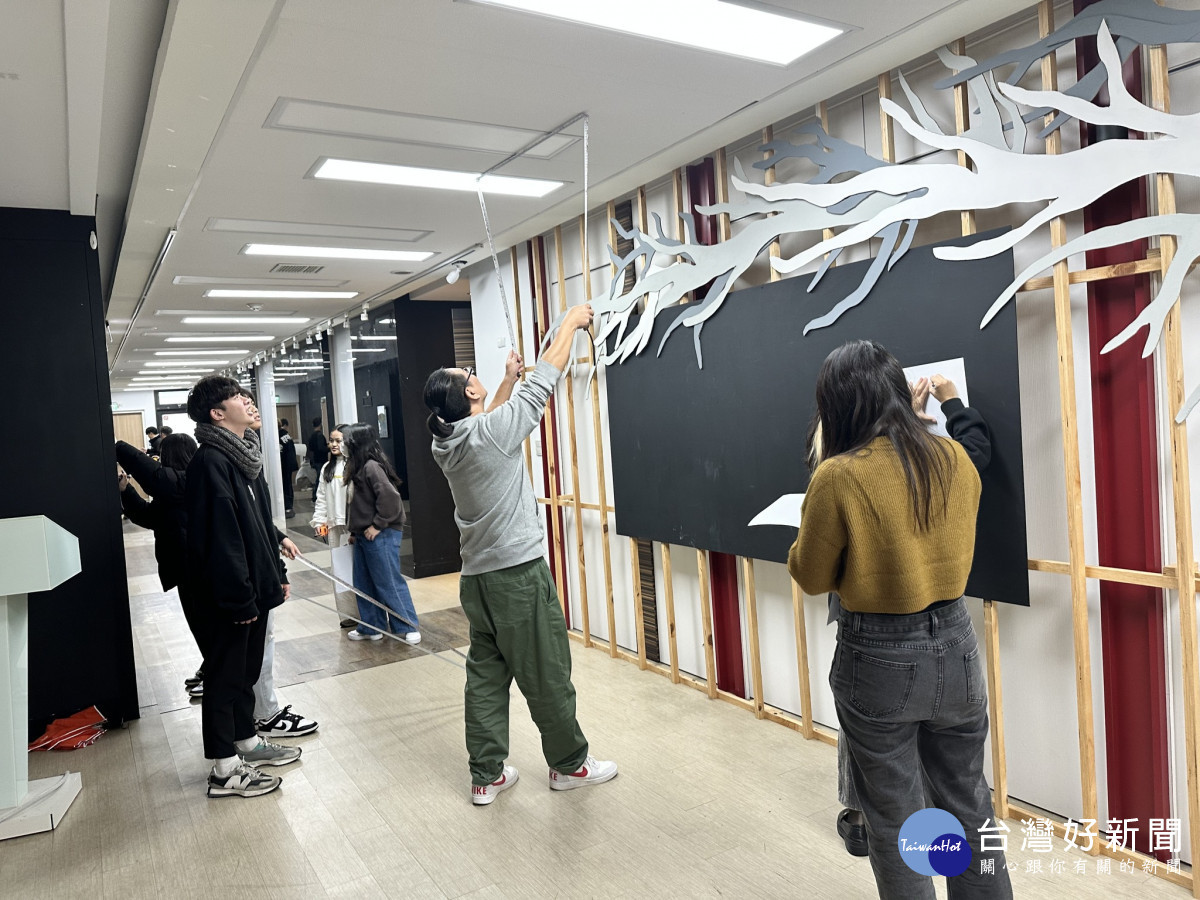 中原室設在職碩專二符致康設計師專業教導學生,如何手繪空間與丈量。