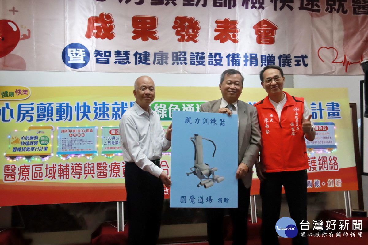 林榮傑捐肌力訓練器等設備。(記者扶小萍攝)