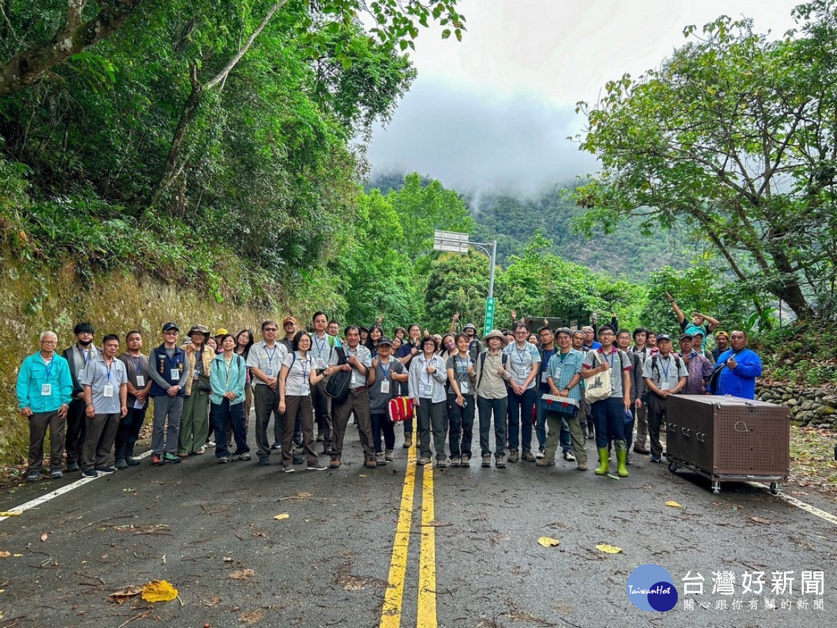 黑熊救傷教育訓練於瓦拉米步道進行實地演練,玉管處邀請林業暨自然保育署四個鄰近分署及卓溪鄉公所、卓溪鄉登山協會等一同參與。(圖/玉管處提供)