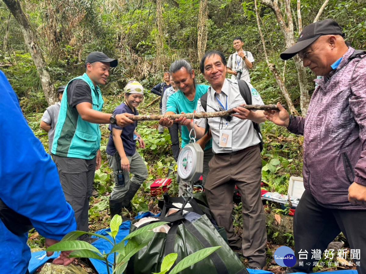 救傷教育訓練於山林實地演練黑熊救傷的流程及注意事項,未來若不幸有救傷事件發生時能縮短救援時間,提高救傷個體重返山林的機率。(圖/玉管處提供)