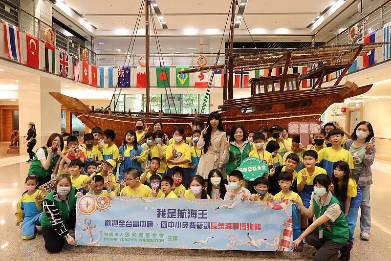 張榮發基金會贊助基隆市國中小「海洋好好玩」專案,執行長鍾德美(第二排右五)與基隆市教育處吳雨潔科長(第二排右六)及安樂國小師生們合影。