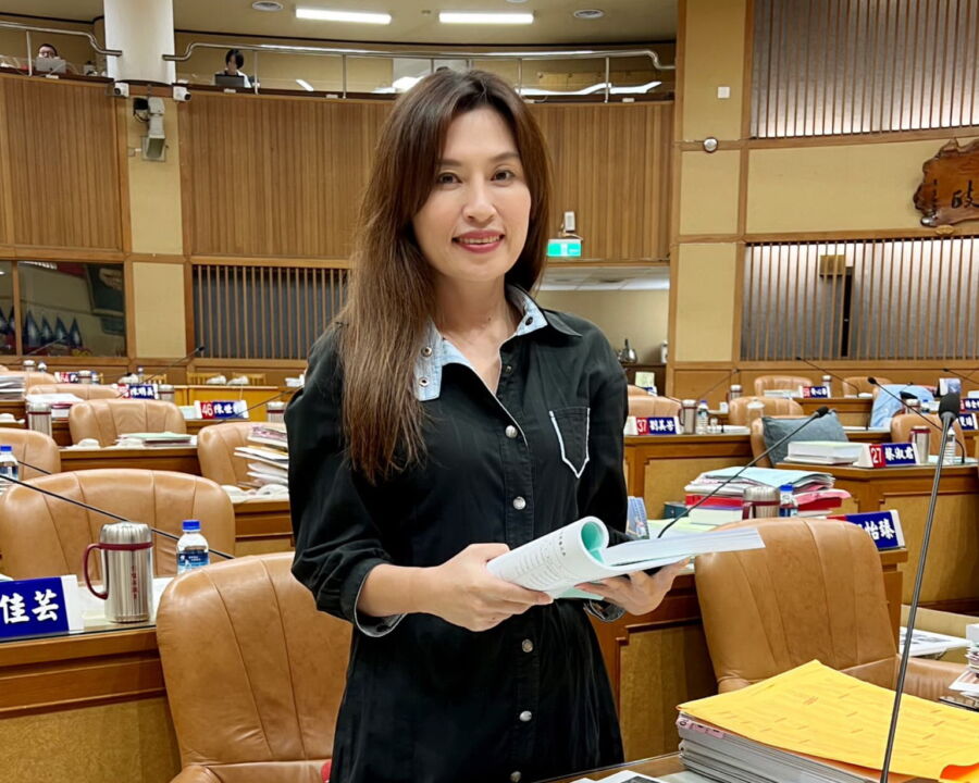 圖/新北市議員張嘉玲3日在新北市議會關心新北市行人通行權的問題,希望市府能真正重視市民「行」的安全。(圖/張嘉玲臉書)