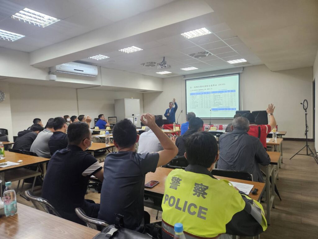 ▲圖說:退休教授張新立應邀,針對「防禦駕駛」觀念與學員展開熱烈互動 (圖/台中市政府提供)