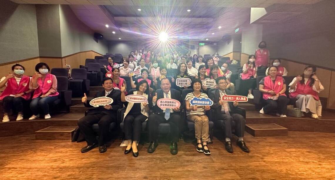 「113年國際護師節慶祝暨表揚大會」 陳光復祝所有護理師護師節暨母親節快樂