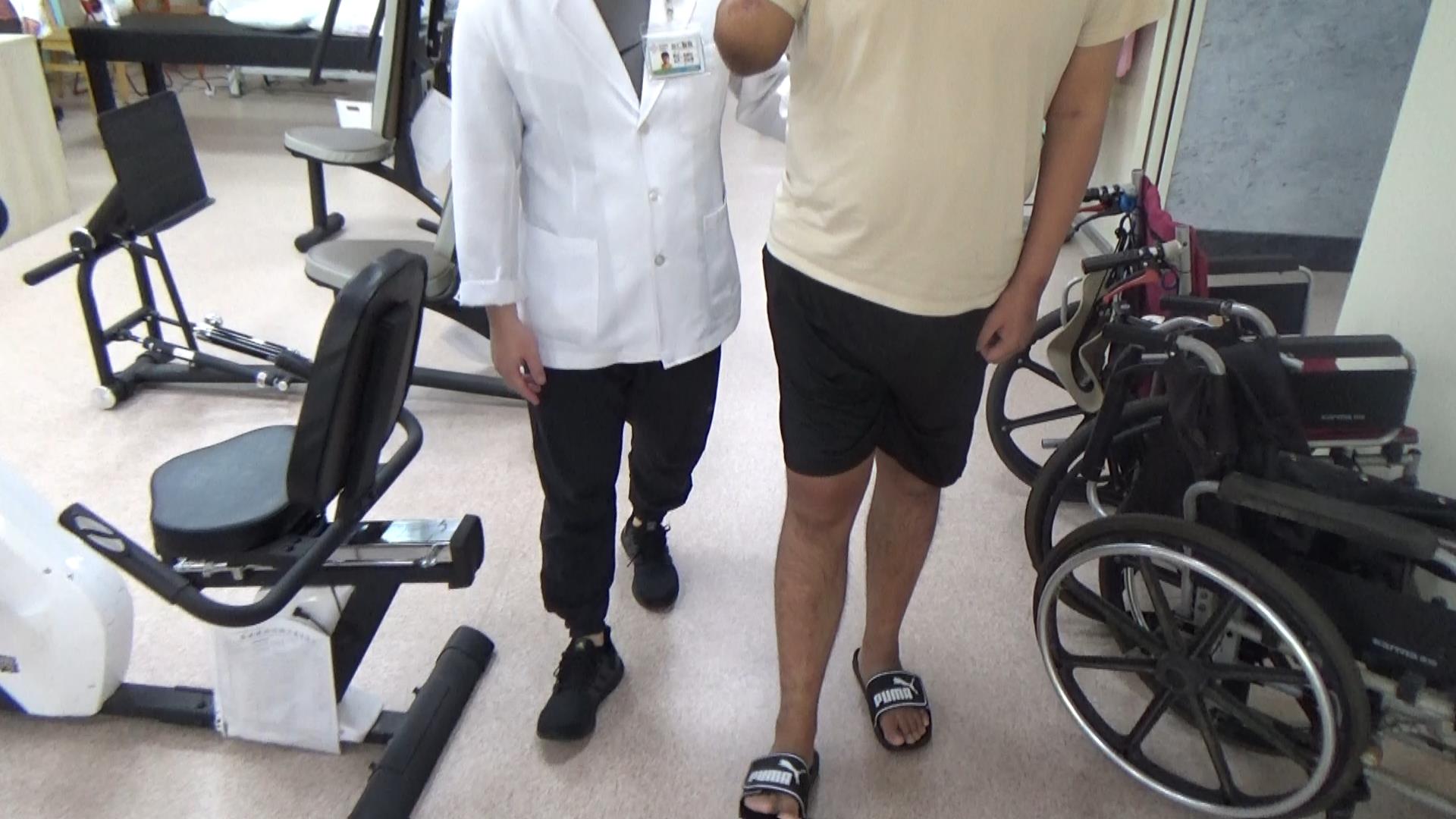 ▲林男勤做復健加上磁波治療，終於站起來。（宏仁醫院提供）
