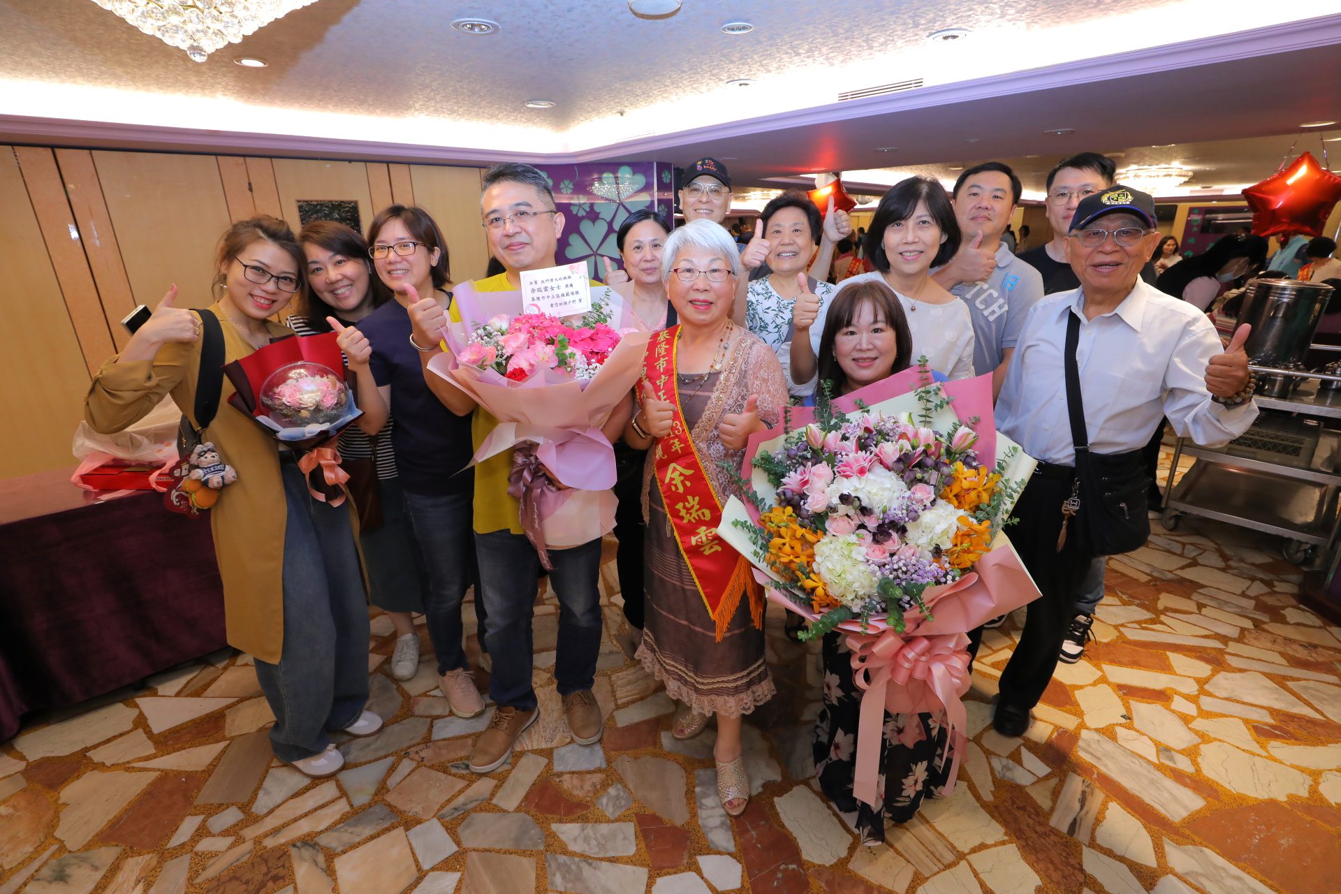 基隆市中正區在母親節前夕表揚中正區推舉的27位模範母親。(圖/基隆市政府提供)
