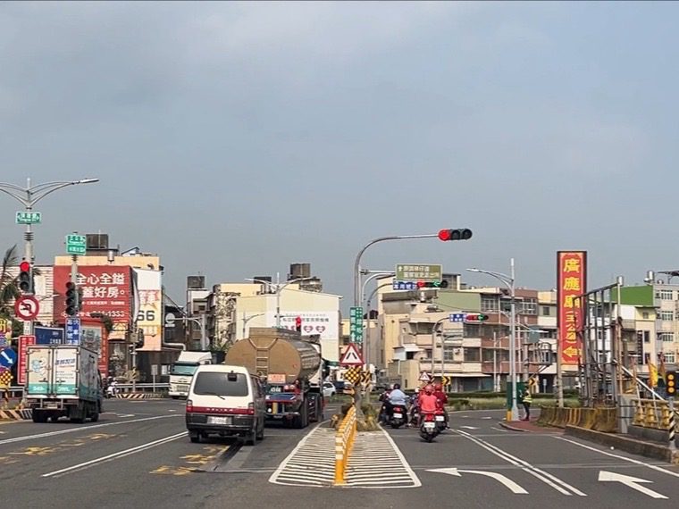 林園區沿海路王公路口大貨車闖紅燈交通事故 　交通局與警察局將加強路口違規取締