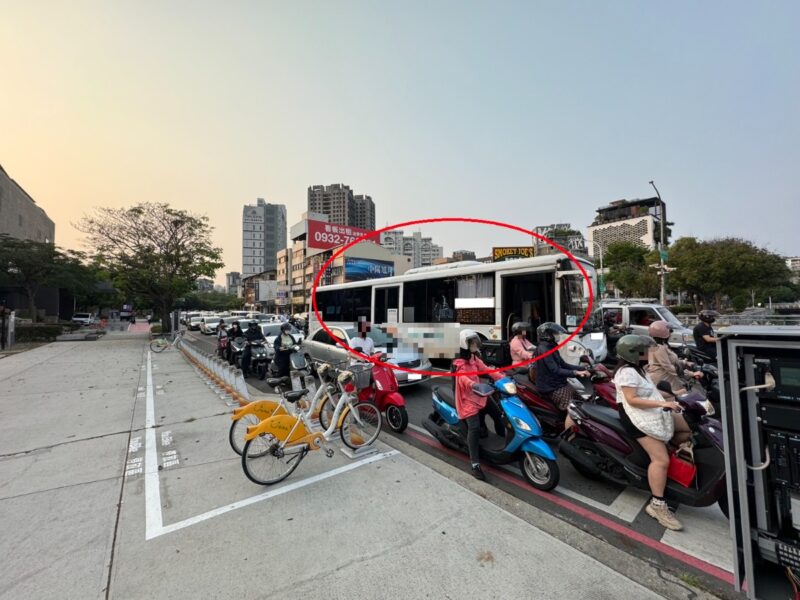 【有影】糗！ 公車『刁車』卡車陣動彈不得 幸熱心警即時解圍助脫困