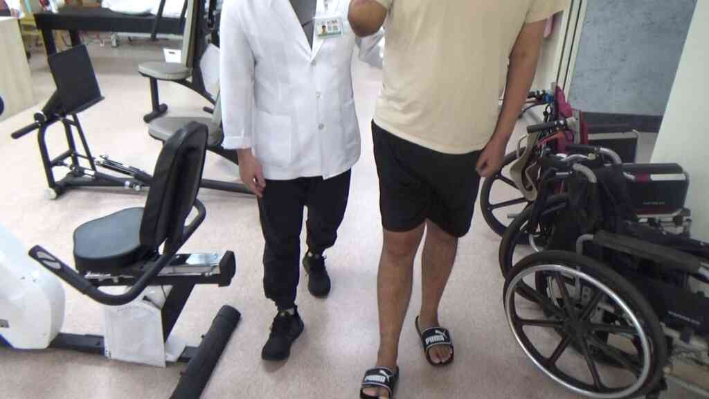 ▲林男勤做復健加上磁波治療,終於站起來。(員林宏仁醫院)