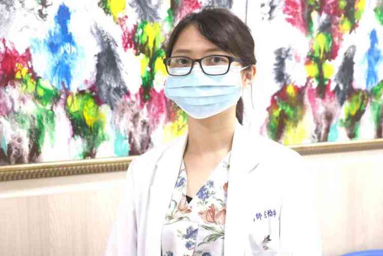 ▲宏仁醫院復健科主任黃怡寧說明林男狀況。（員林宏仁醫院）