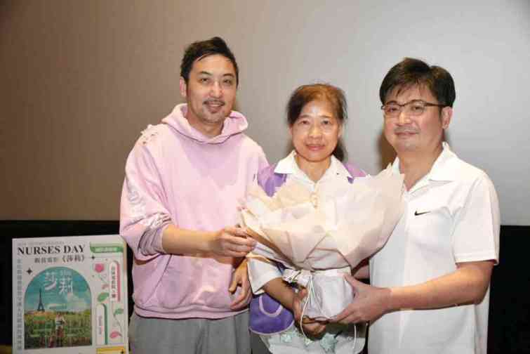 ▲彰化議長謝典林在電影放映前也特別準備田尾花卉的康乃馨花束，贈送給現場觀看電影的護理師，感謝白衣天使們的辛勞與付出，為人民的健康把關。（彰化縣議會提供）