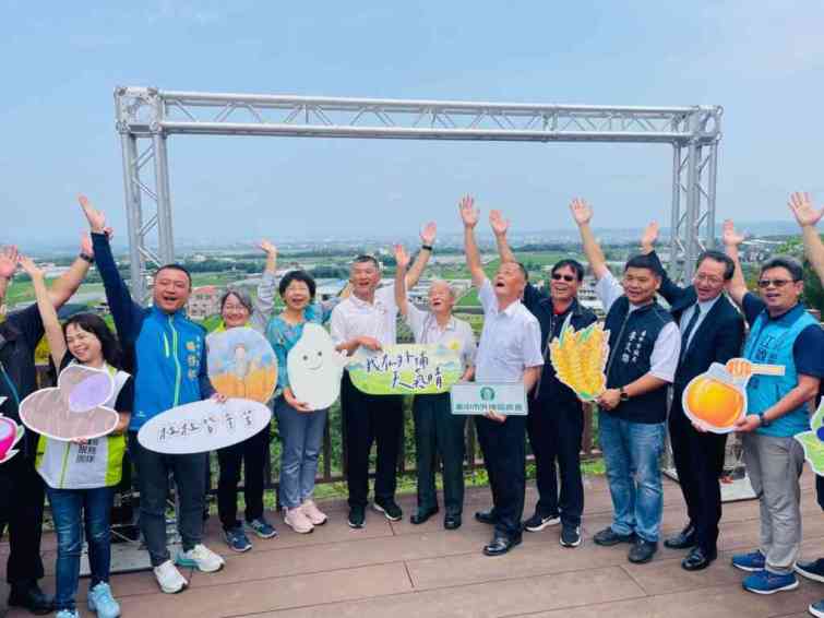 ▲台中市政府農業局結合地方休閒農業與觀光景點，營造農村景觀及永續發展，輔導外埔區農會，今(3)日以「全農報稻 台中龍賀」活動記者會為稻田彩繪揭幕。（台中市農業局提供）