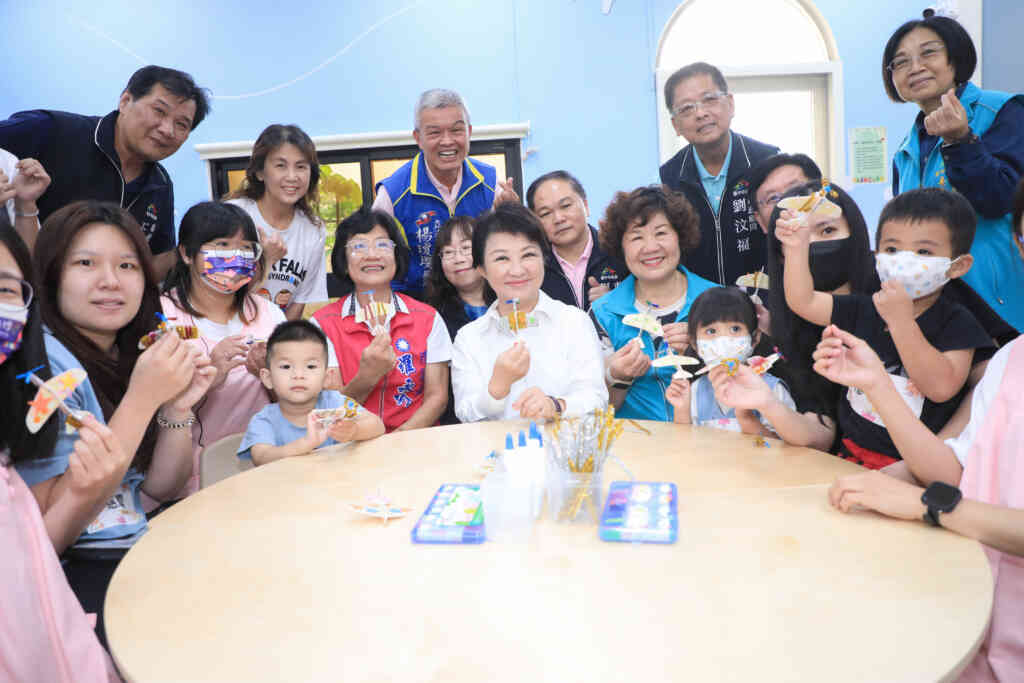 ▲盧秀燕市長今天出席台中市神岡兒少家庭福利館開幕典禮並參觀設施,與兒童一起製作迷你飛機模型。(台中市社會局提供)