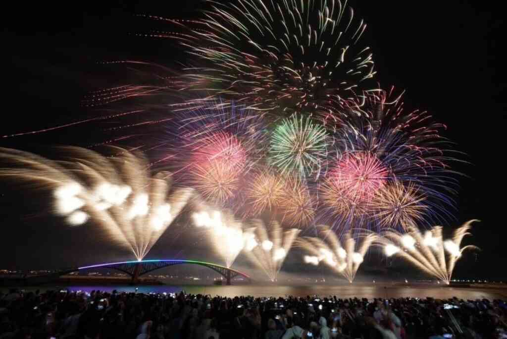 ▲2024澎湖國際海上花火節開幕煙火。(澎湖縣政府旅遊處提供)