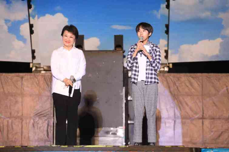 ▲中華國小自治會長陳畇榕兌現4年前約定。（記者張學宜翻攝）