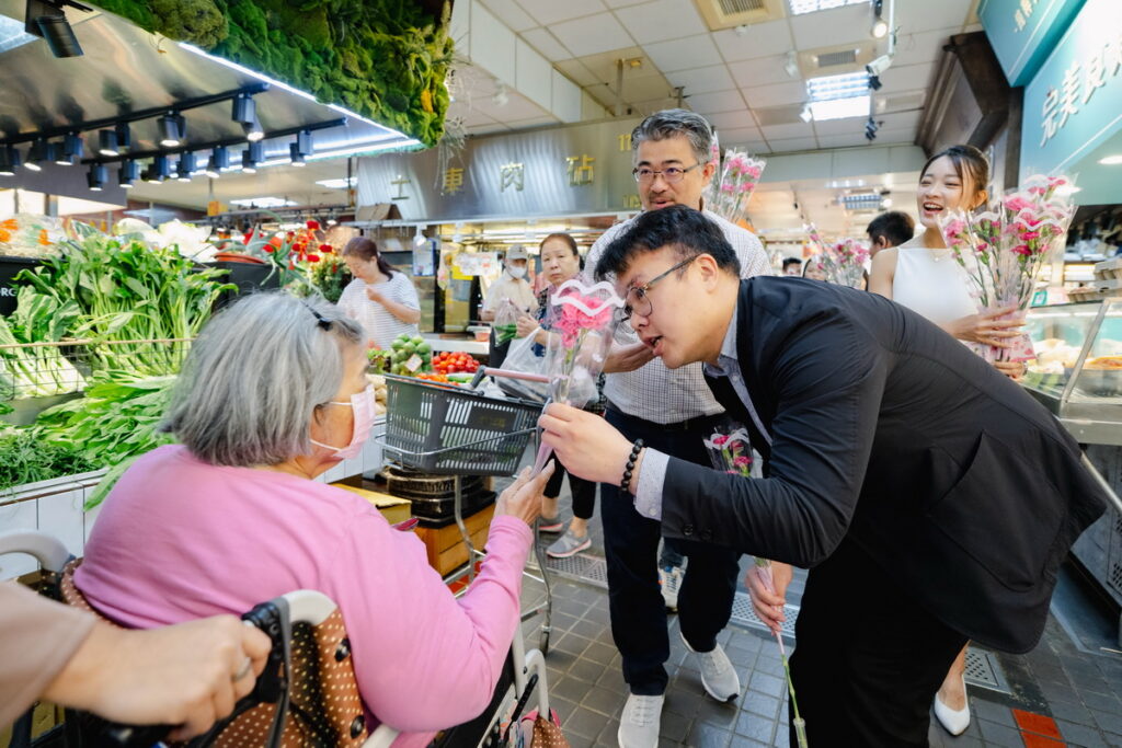 臺北市政府產業發展局陳俊安局長也應邀出席,參與市場巡禮,現場準備了一百朵康乃馨