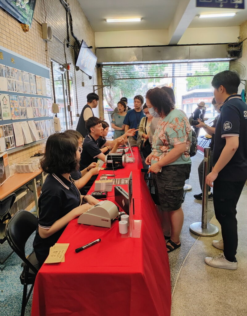 從今天上午10點至下午4點,民眾可在士東市場自治會辦公室前購買買菜金