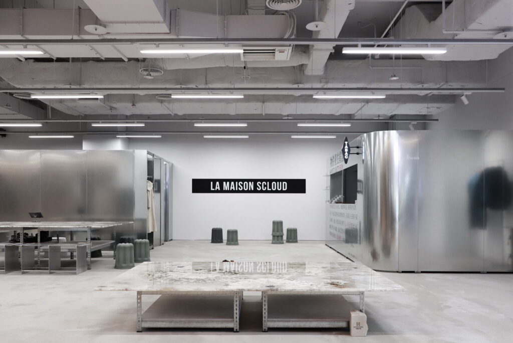 . La Maison SCLOUD空間簡潔寬敞,銀白色系為基礎色調。