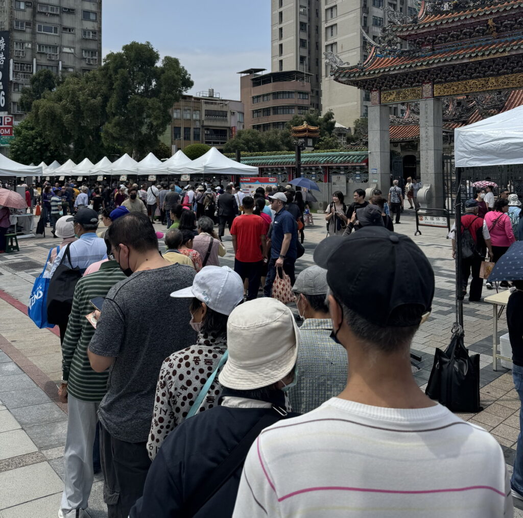 「2024 大口吃世界 美食市集」攤位排隊人潮