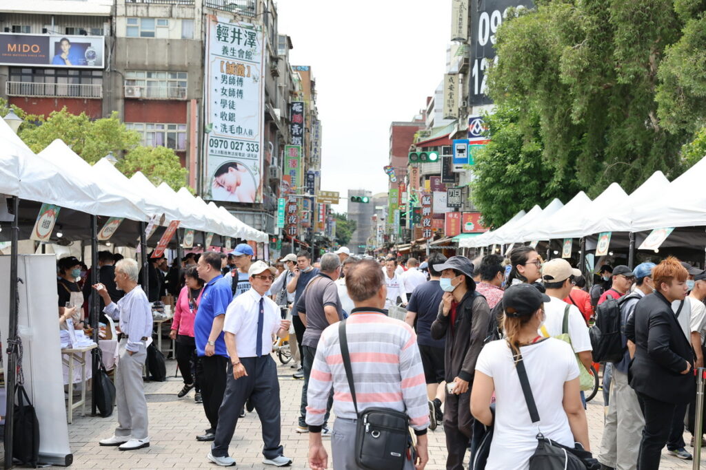 「2024 大口吃世界 美食市集」遊逛人潮