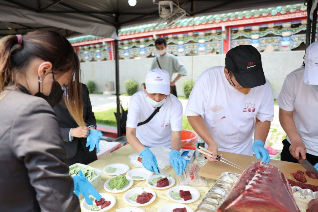 「2024 大口吃世界 美食市集」攤位免費試吃黑鮪魚