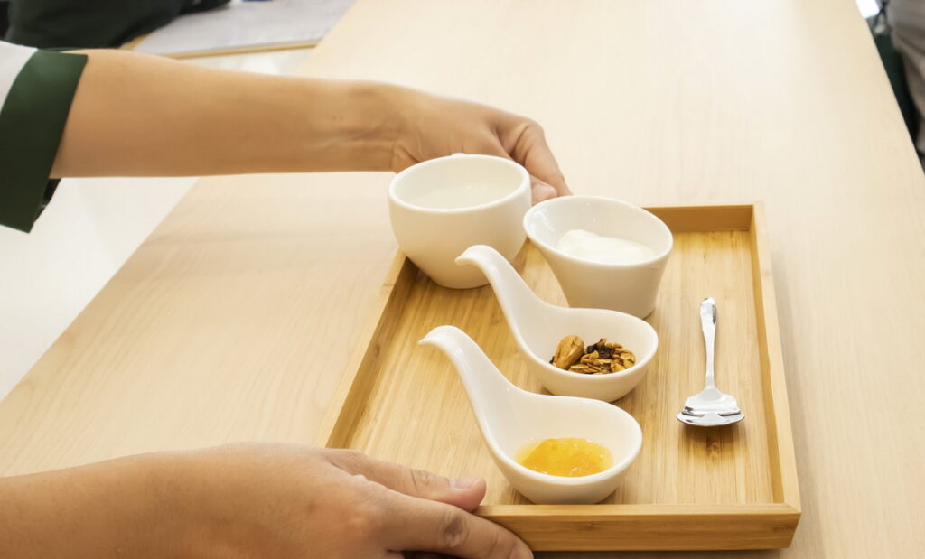 ▲馬修嚴選門市獨家的試吃儀式,能品嚐到原味鮮乳優格、季節限定的小農果漿,歡迎前往蒞臨體驗(圖/品牌提供)