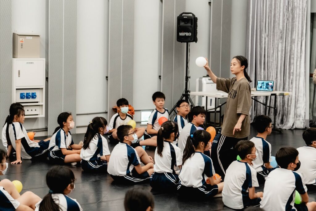 學生欣賞完《bulabulay mun？》節目後進行藝術體驗課程，透過遊戲的方式體驗表演藝術。（圖/臺中國家歌劇院提供）