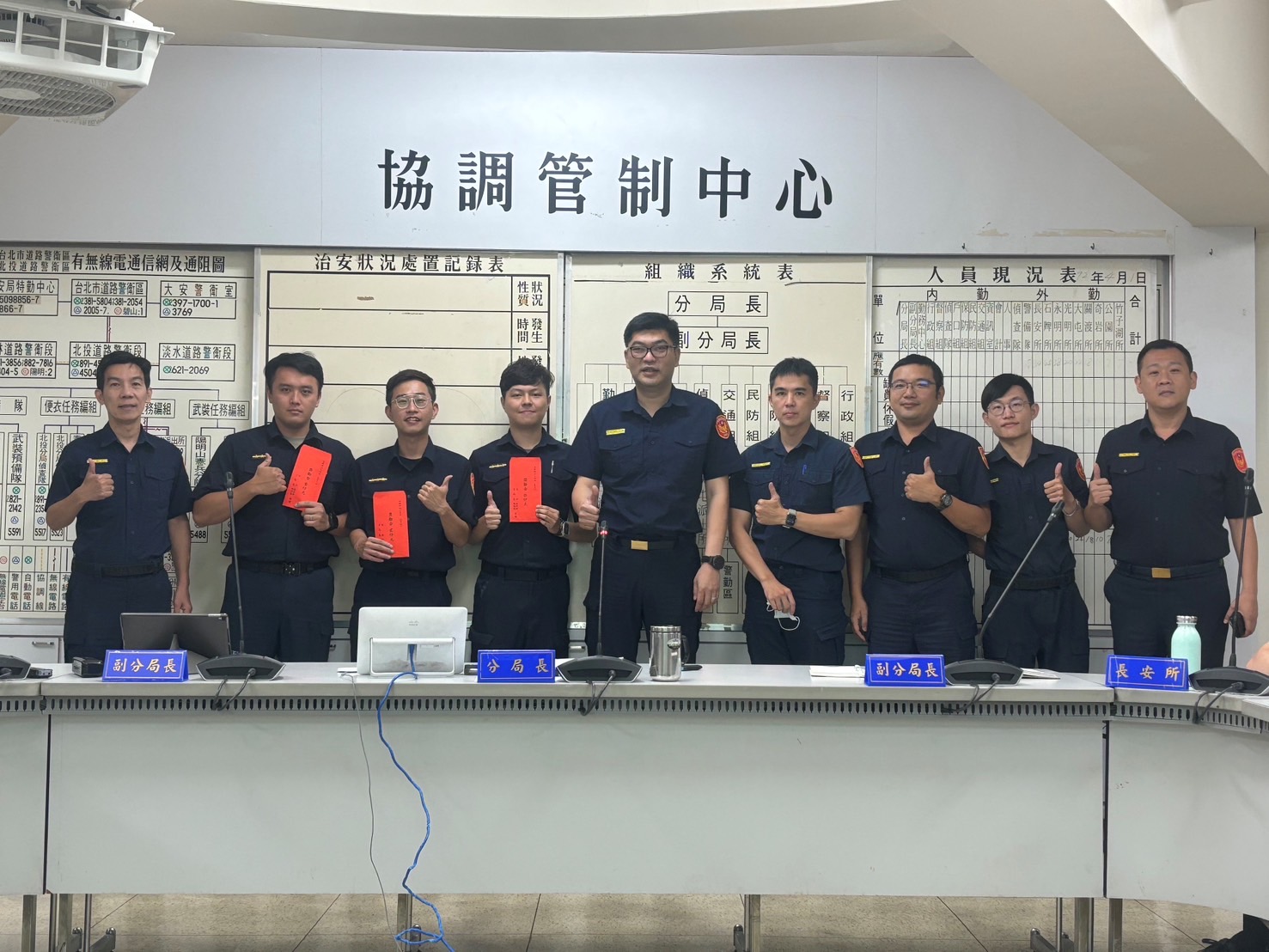 北投分局長陳瑞基表揚監視器調閱競賽前三名員警,頒發獎勵金。(記者薛秀蓮翻攝)