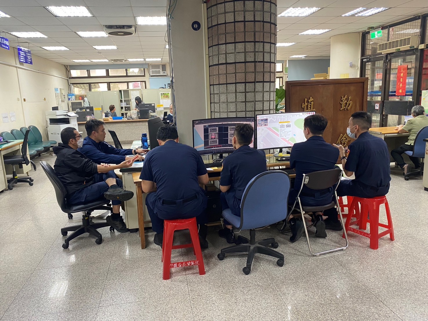 北投分局為了精進員警偵查犯罪技巧、提升破案能量,特別舉辦監視器調閱比賽,參賽員警埋頭調閱。(記者薛秀蓮翻攝)