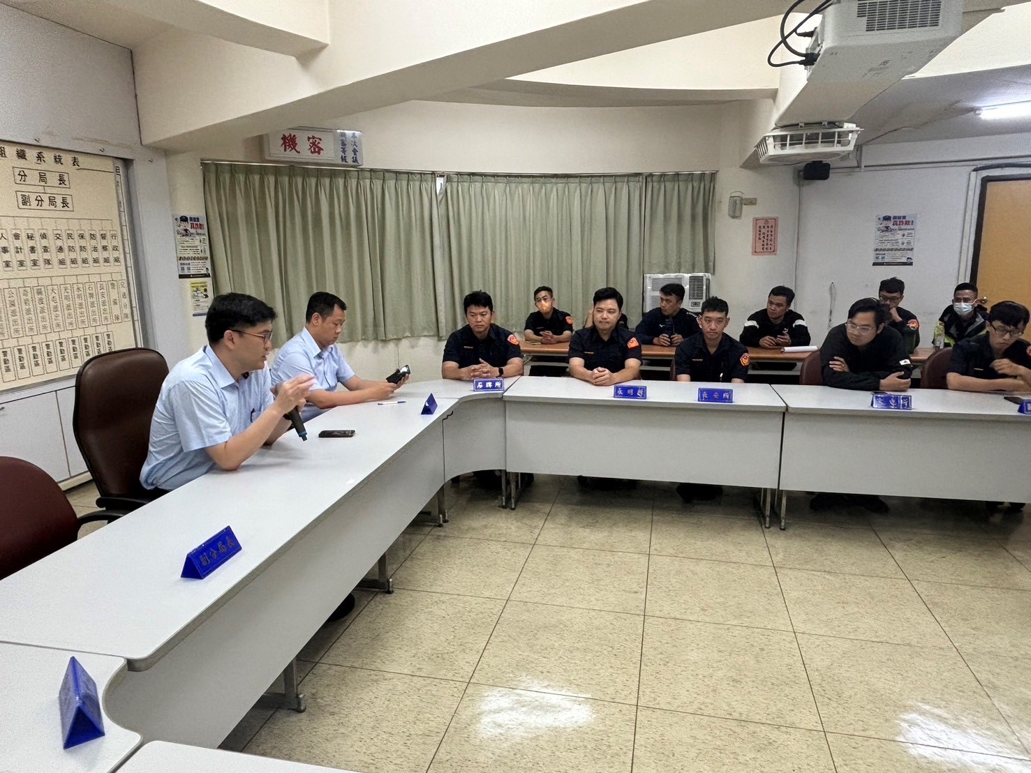 北投分局長陳瑞基表揚監視器調閱競賽前三名員警,頒發獎勵金。(記者薛秀蓮翻攝)