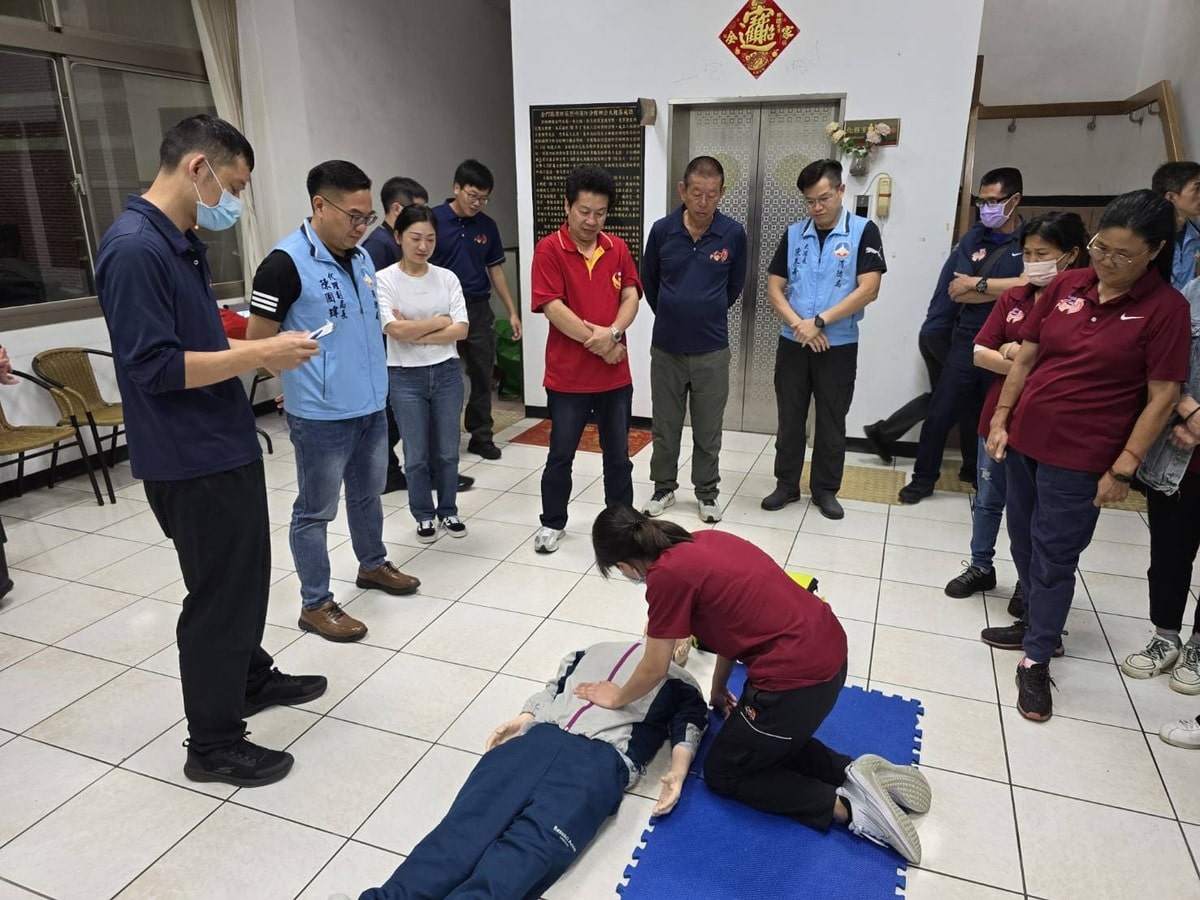▲鳳凰志工隊成員操作救護單項技術,檢查生命徵象。
