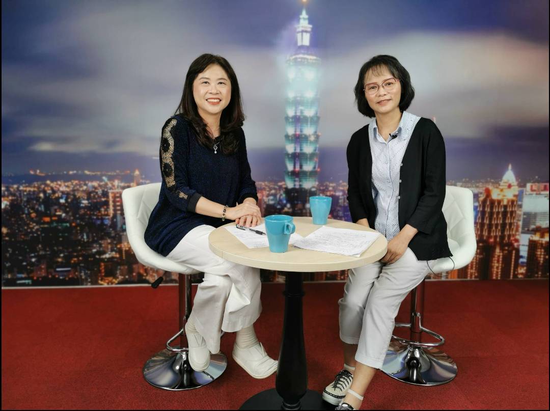 台商政經講堂主持人李永萍(左),北一女中教師區桂芝合影。圖/孫係繁攝影